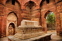 Mausoleul Iltutmish, Delhi, din 1236, cu arcade de corbele