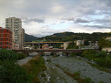 Il Varenna tra Pegli e Multedo, visto dall'Aurelia. Si notano il ponte della ferrovia Genova-Ventimiglia e il viadotto dell'A10