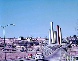 The towers with their original colors in 1957 Torres de Satelite en 1957.jpg
