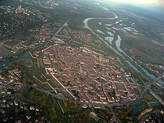 Fortifications de Toul par Vauban, la cathédrale et la Moselle.