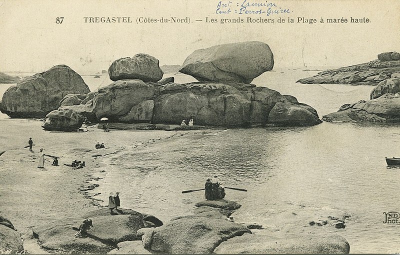 File:Trégastel - Grands rochers de la plage à marée haute - AD22 - 16FI6248.jpg