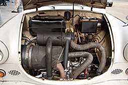 Ο 2-χρονος κινητήρας ενός Trabant 600 του 1963 στη Βιρτζίνια, ΗΠΑ. Φαίνονται επίσης η δεξαμενή καυσίμου πάνω από τον κινητήρα (πάνω αριστερά) και η μπαταρία (πάνω δεξιά).