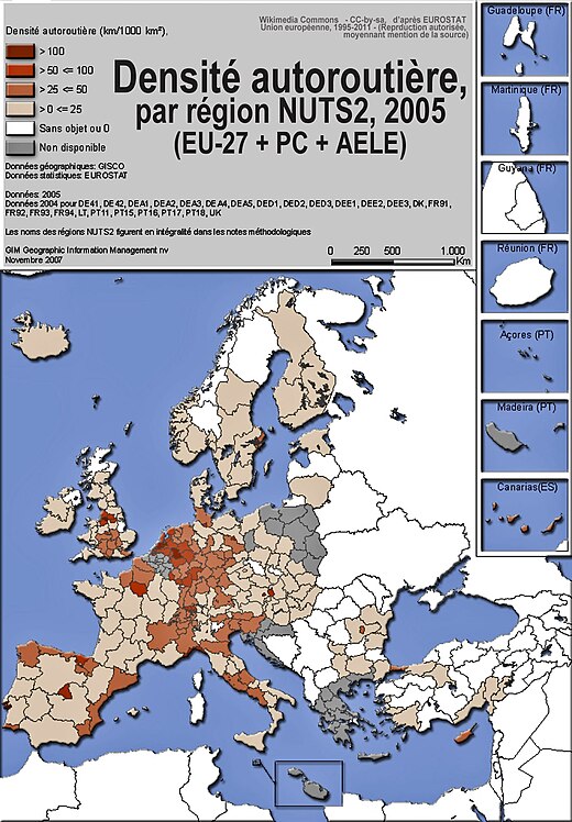Carte de la densité autoroutière en Europe, selon Eurostat, 2005[1], montrant que « les  densités les plus fortes ne sont pas l'apanage des régions des capitales » ni des régions aux PIB les plus élevés, mais plutôt des anciennes régions densément peuplées, très industrialisées et/ou portuaires. Certaines de ces mêmes régions (ex : Nord-Pas-de-Calais) peuvent aussi être parmi les plus densément couvertes par les réseaux de canaux[3] et de voies ferrées[1]). Ces régions les moins « enclavées » et a priori les plus attractives en termes de transport ont bénéficié de ce réseau durant les Trente Glorieuses, mais il ne leur a pas permis d'être épargnées par les crises systémiques (minières, sidérurgiques et textiles) qu'elles ont dû affronter des années 1970 à 1990. En outre, ce réseau a été un important facteur de fragmentation écologique et une source de pollution routière diffuse[4]