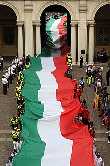 La bandiera italiana entrata nel Guinness dei primati per la sua lunghezza