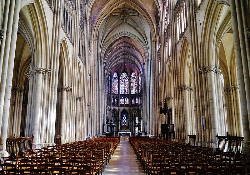 File:Troyes Cathédrale St. Pierre et Paul Innen Langhaus Ost 4.jpg