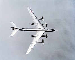 'n Tu-95 met sy kenmerkende teruggeswiepde vlerke