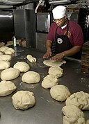 米国海軍でのパンの成形作業。兵士・軍人のために大量のパンを製造する。