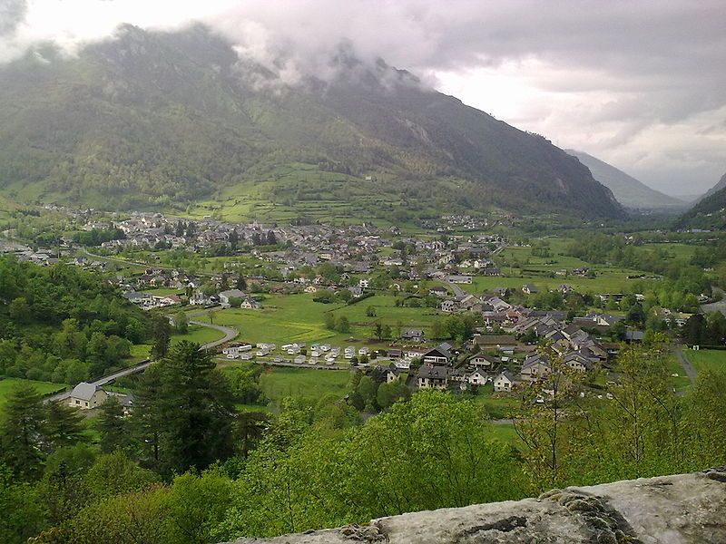 File:Un point de vue sur Laruns depuis la route vers Gourette vue 4.jpg