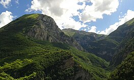 Vista sulla Valleria e sull'imboccatura della Gola dell'Infernaccio da Vetice.
In primo piano lo scoglio roccioso di M.Zampa (M.Sibilla), prima propaggine delle gole; in secondo piano la Corona della Sibilla.
Sulla destra è visibile il poggio boschivo sul quale è sito l'eremo di S.Leonardo.