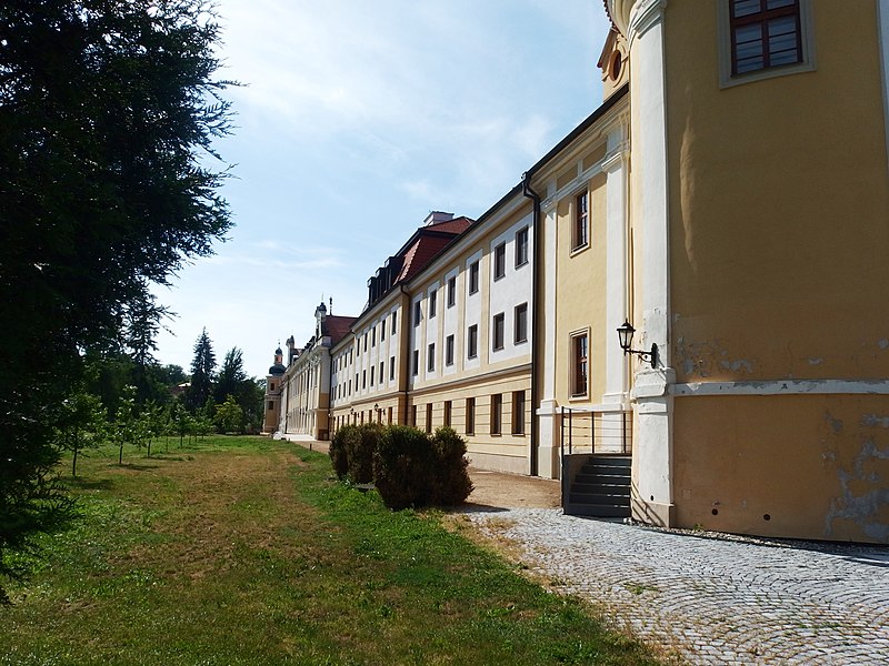 File:Velehrad, klášter, zahradní fasáda (1).jpg