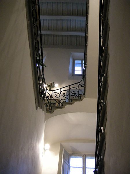 File:Villa poschi, interno, scale 03.JPG