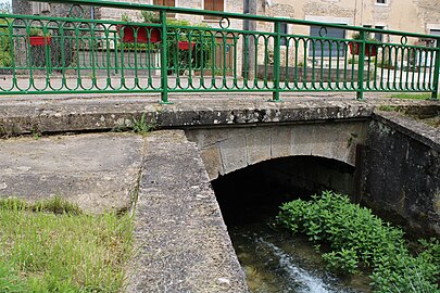 Le pont sur le ruisseau d'Aujeurres au centre du village.