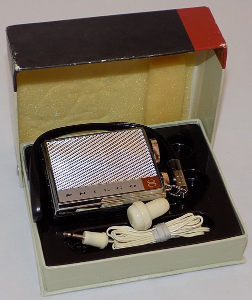 File:Vintage Philco Micro Transistor Radio, Model QT-85 BKG, 8 Transistors, Made in Japan, Circa 1966 (23558335376).jpg