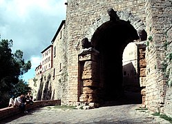 Porta all'Arco de Volterra, intégrée dans les murailles médiévales.