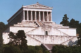 Il monumento Walhalla sulle rive del fiume Danubio vicino a Ratisbona