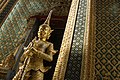 Deux yakshas dorés gardent l'une des quatre entrées du Phra Mondop, la bibliothèque. À leurs pieds deux nâgas à cinq têtes.