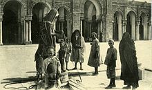 Carte postale de 1900 montrant l'utilisation, par des pèlerins, d'une citerne située sous la cour de la mosquée.