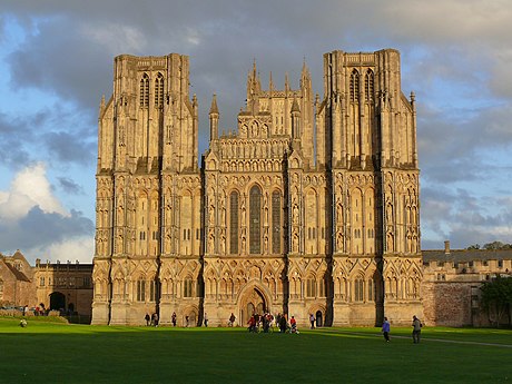 החזית המערבית מהמאה ה-13 בעיצוב תומאס נוריס. לשילוב בין הצורה, הקישוט האדריכלי והפיסול אין מתחרים בבריטניה