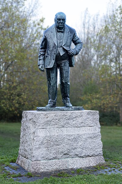 File:Winston Churchill Statue, Woodford Green.jpg