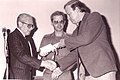 אהרון יריב מעניק פרס פרלמן לתקשורת צבאית לכתב הטלוויזיה איתן אורן, 1987.[ב]