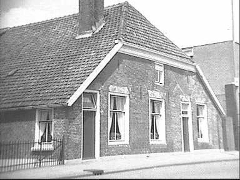 File:Zij- en voorgevel nr. OB11-A - Oldebroek - 20473375 - RCE.jpg