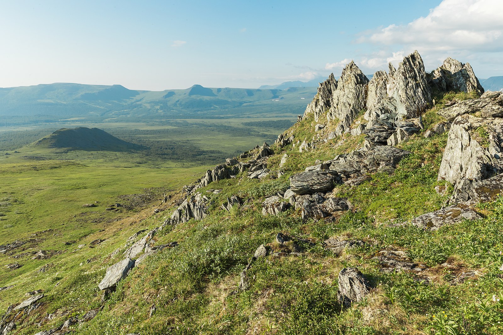 Северный Урал - гора Тельпосиз (1617 м).