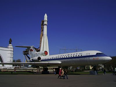 Самолет стоит москва. Як 42 ВДНХ. Самолет на ВДНХ як 42. ВДНХ самолет памятник. Памятник як 42 ВДНХ.