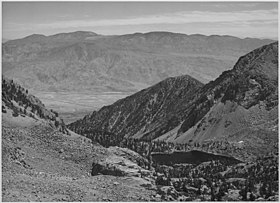 „Údolí Owens z průsmyku Sawmill Pass, Kings River Canyon (navrženo jako národní park),“ Kalifornie, 1936., ca. 1936 - NARA - 519935.jpg