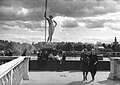 Скульптура «Девушка с веслом» в фонтане «Фигурный», 1939 год