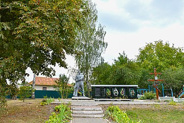 Пам'ятник 99 воїнам-односельчанам, загиблим на фронтах ВВв