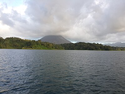 Поглед на вулканот Аренал од езерото Аренал