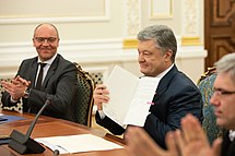 Poroshenko showing the law signed. Chairman of the Ukrainian parliament Andriy Parubiy is on the left. Prezident pidpisav zakon pro derzhavnu movu; Mova - tse platforma, na iakii buduiet'sia natsiia i derzhava 2.jpg