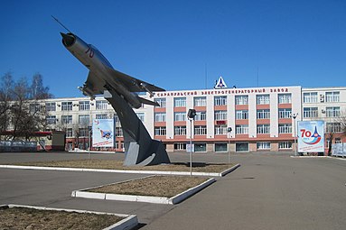 Monument en forme de MiG-21 près du bâtiment SEGZ