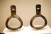 The earliest extant double stirrup, from the tomb of Feng Sufu, a Han Chinese nobleman from the Northern Yan dynasty, 415 AD. Discovered in Beipiao, Liaoning. Liu Jin Mu Xin Ma Deng 06337.jpg