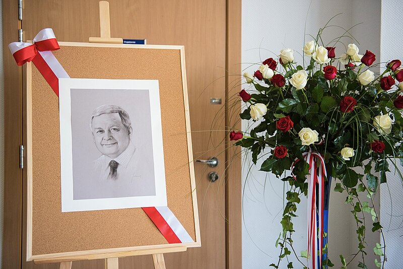 File:002 President of Poland Lech Kaczyński roses.jpg