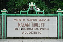 054_Signboard,_Makam_Troloyo_(40448161991)