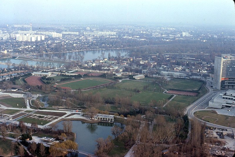 File:067R12160380 Blick vom Donauturm Richtung Kagraner Brücke, Alte Donau, Wagramerstrasse.jpg