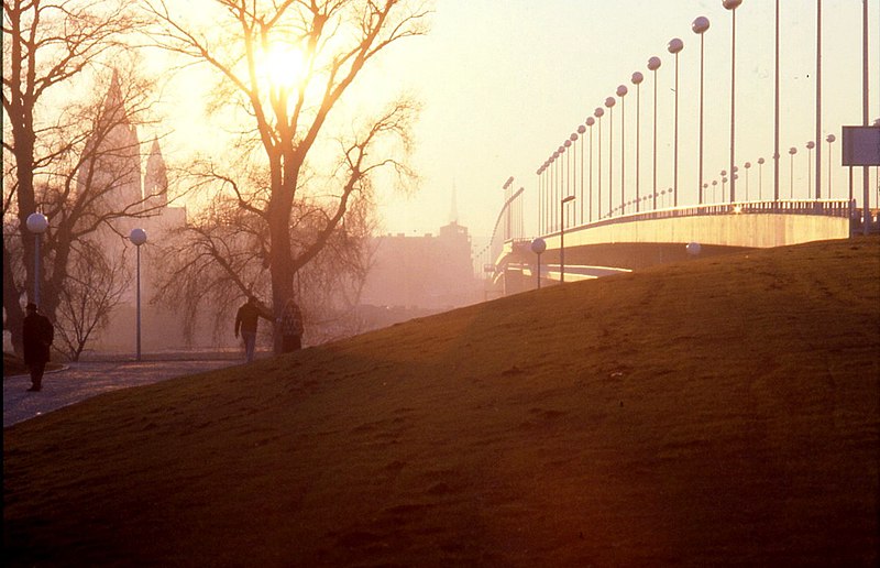 File:076R27251280 Reichsbrücke, Ostseite, Blick Richtung Kirche Mexikoplatz.jpg