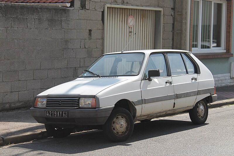 File:1982 Citroen Visa Club 652cc (15402862072).jpg