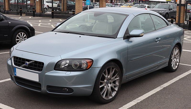 File:2006 Volvo C70 SE LUX T5 Automatic 2.5 Front.jpg