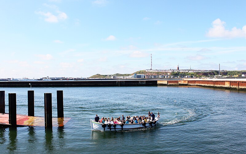 File:2012-08-11 Heligoland Ausflug, Börteboote 06.JPG