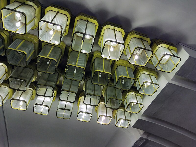 File:2022-11-05 - Park Kultury metro station (Nizhny Novgorod) - chandelier details.jpg