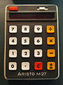 Deutsch: ARISTO M 27 Taschenrechner mit CE-Taste aus den 1970er Jahren. Deutsch: ARISTO M 27 pocket calculator with CE button of the 1970s.