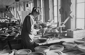 Arbeider ved Aaserud Keramikkfabrikk i Solbergelva i 1938.