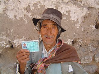 Peruvian citizen showing his identity card Abuelotriptico.jpg