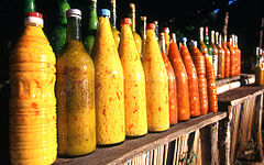 Alignement de bouteilles en plastiques ou en verre remplies de sauces de sauces au citron et à la mangue.