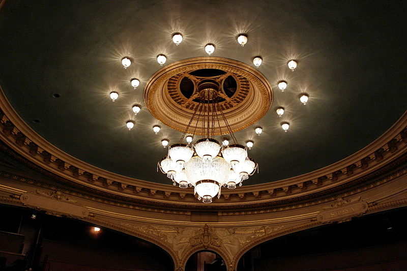 File:Amsterdam, Stadsschouwburg, Grote Zaal, kroonluchter03.JPG