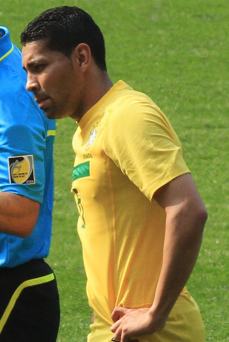 Hoje é aniversário do melhor goleiro do Brasil', enaltece Santos