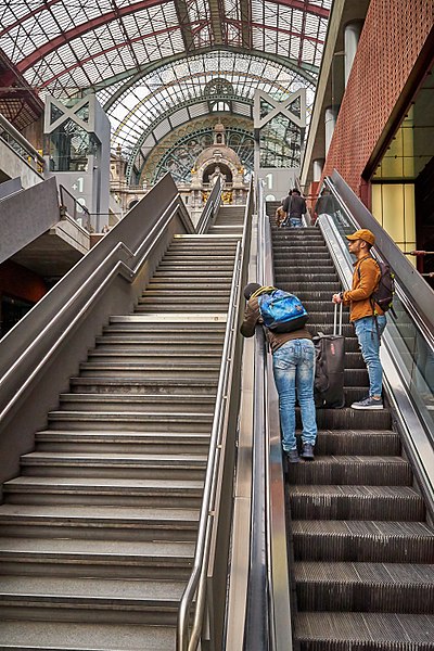 File:Antwerpen-Centraal mid and lower track levels ZA.jpg