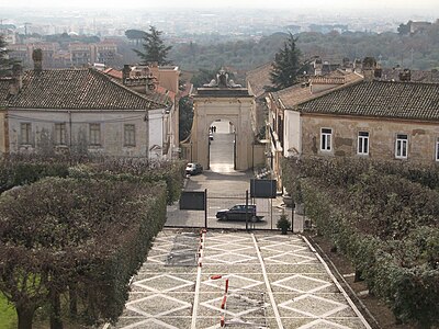 Blick von hinten auf den Bourbon Arch, Zugang zum Real Belvedere von San Leucio